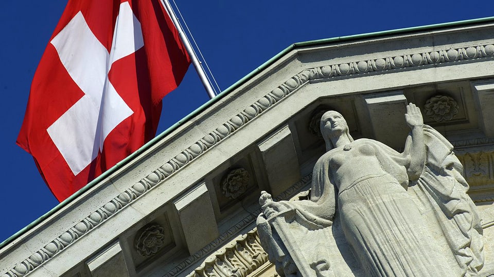 Schweizer Fahne über dem Bundesgericht.