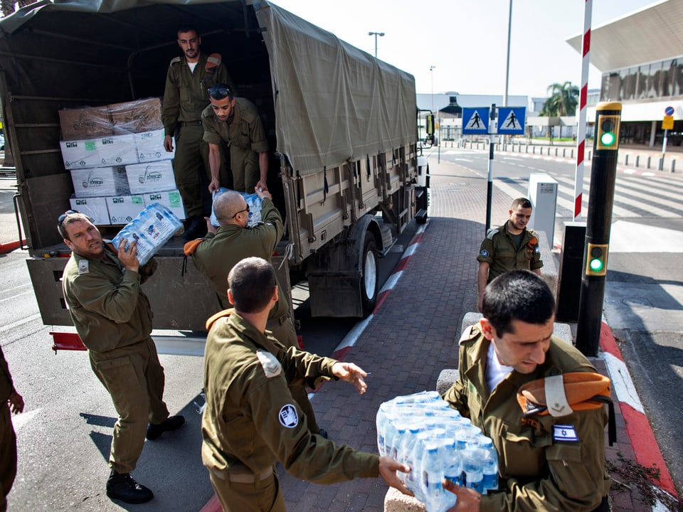 Am Flughafen Ben Gurion laden israelische Soldaten Wasser und Nahrung aus einem Truck, um sie ins Krisengebiet Tacloban zu fliegen.