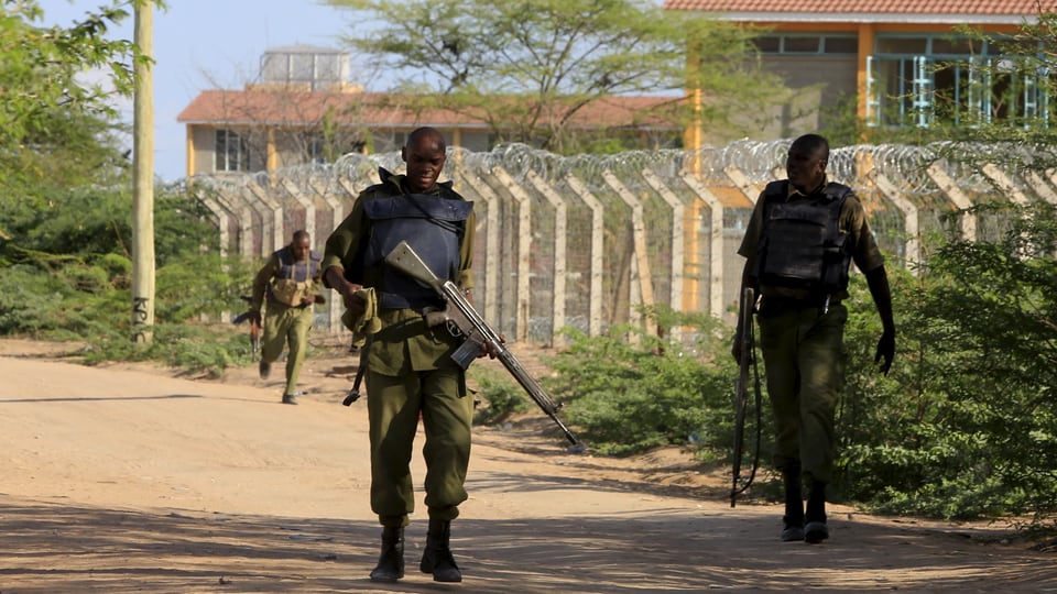 Kenianische Soldaten am Zaun der Universität vo Garissa.