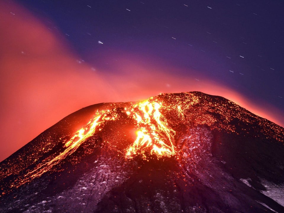 Der Vulkan Villarrica im Süden Chiles speit Lava aus. 