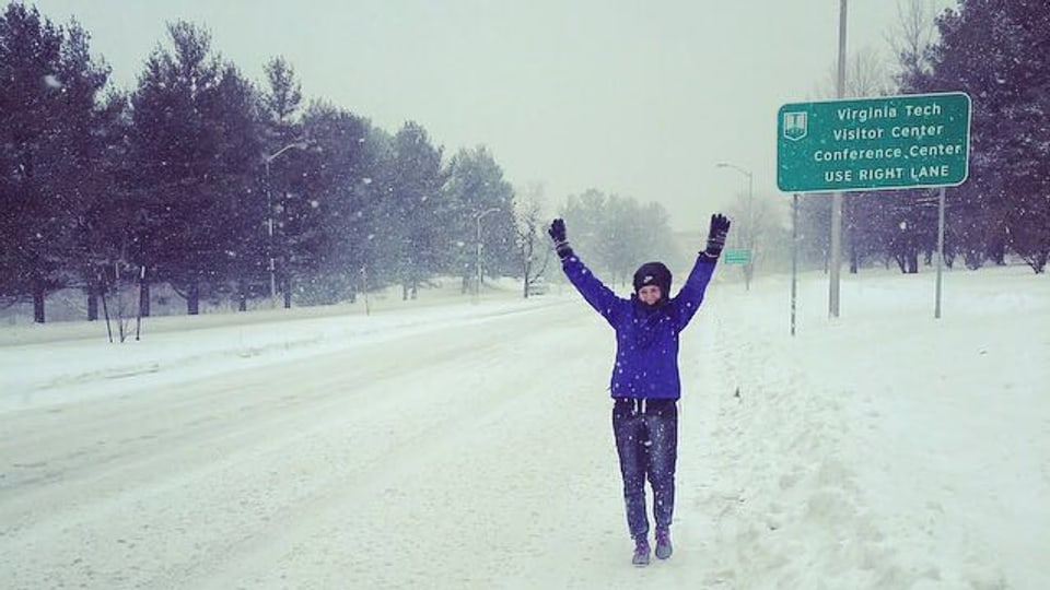 Eliane Müller auf dem verschneiten Highway in Joggingmontur 