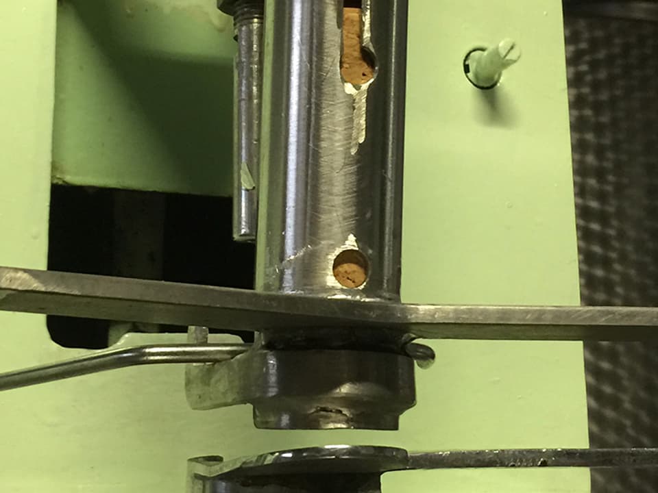 Eingefüllte Korken in einer Maschine