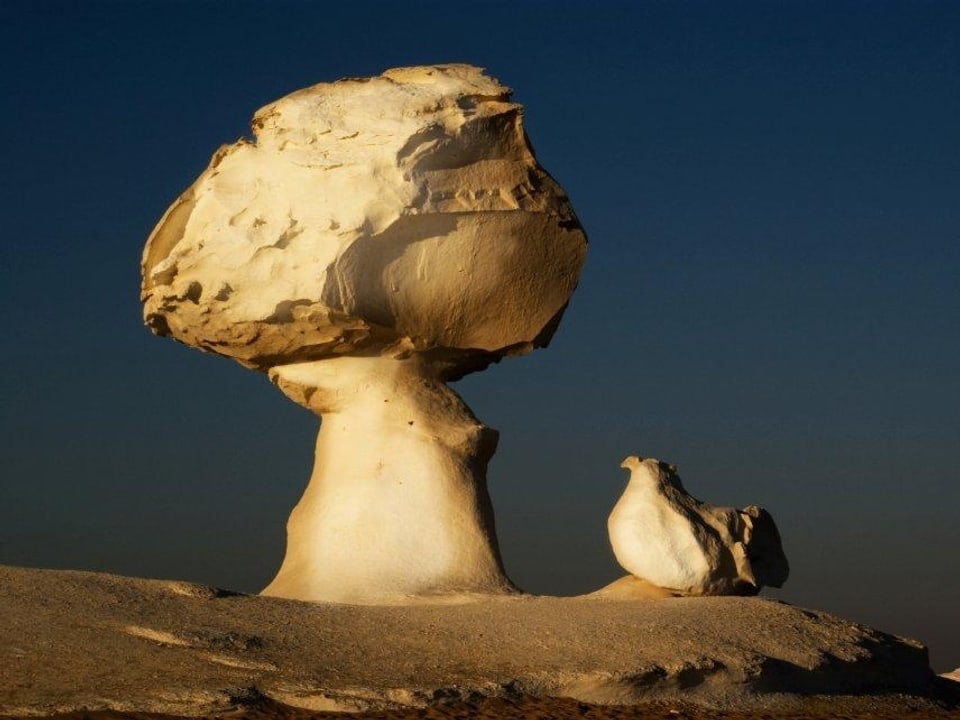 Bizarre Gesteinsformen in der Wüste von Ägypten.