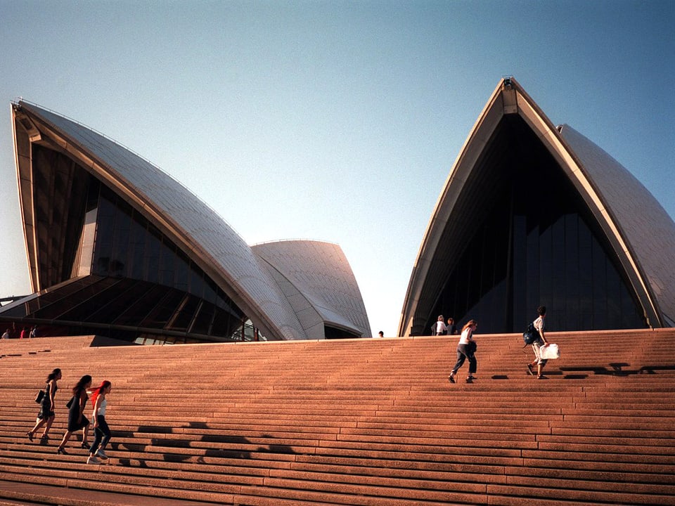 Das beliebteste Ziel in Sydney: Touristen auf der Treppe vor dem Opernhaus. Über 8 Millionen Menschen zieht es im Jahr hierher.
