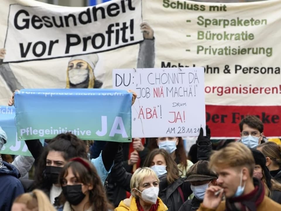 5000 Angehörige des Gesundheitspersonals marschieren im November 2021 durch Bern. 