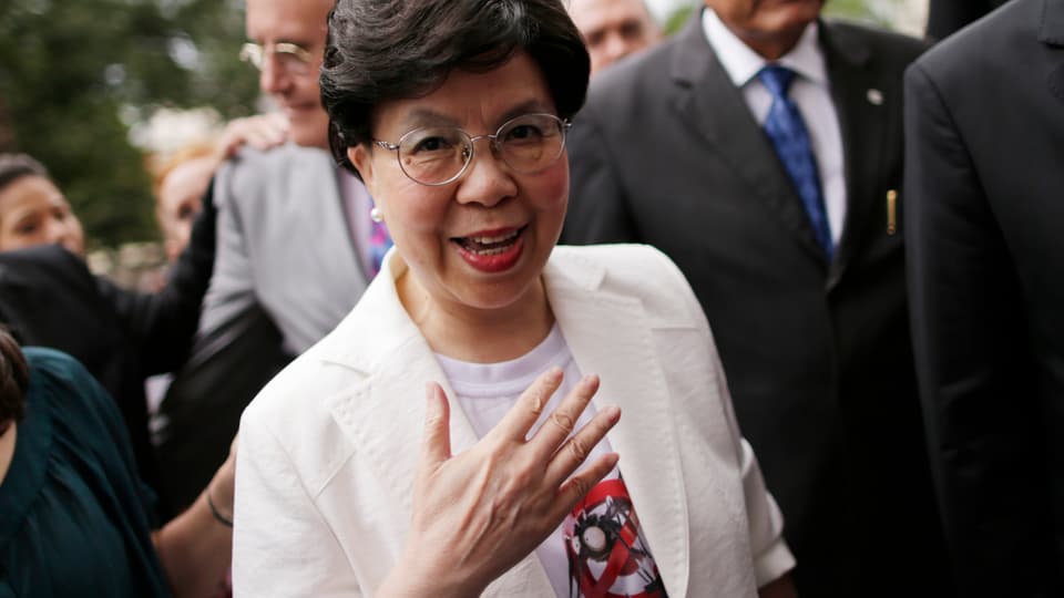 WHO-Generaldirektorin Margaret Chan trägt ein T-Shirt mit einer durchgestrichenen Mücke.