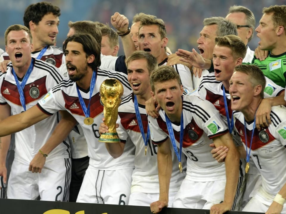 Deutsche Spieler jubeln mit WM-Pokal