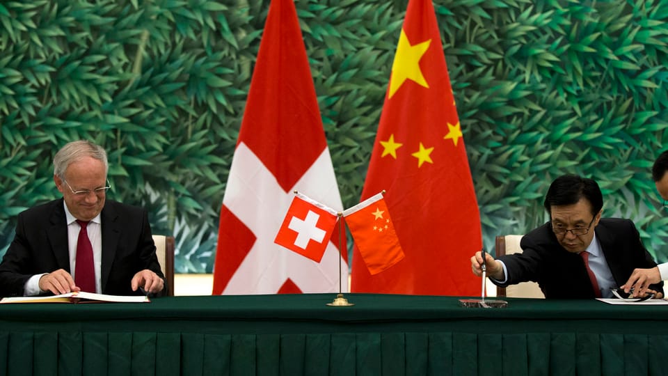 Flaggen von China und der Schweiz.