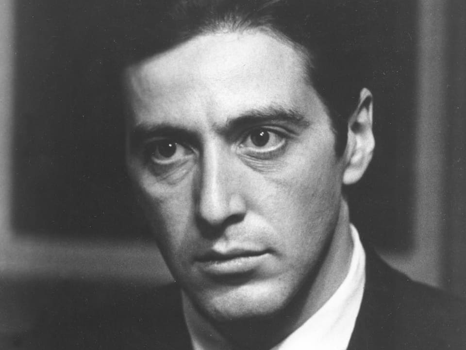 Schwarz-Weisse Porträt-Aufnahme von Al Pacino in seiner Rolle als Michael Corleone