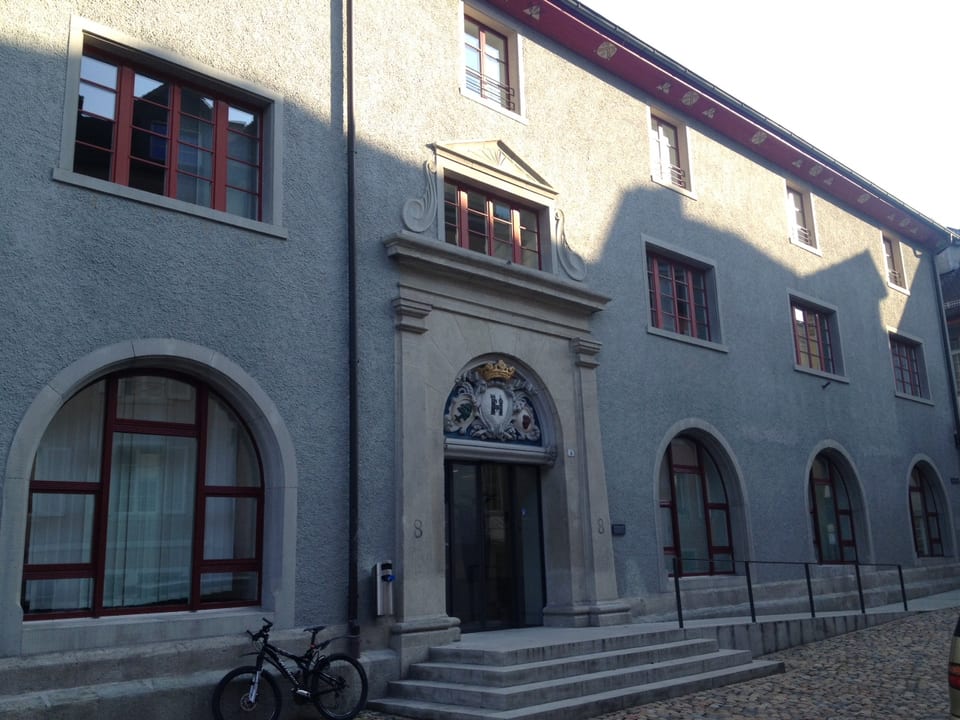 Aussenansicht des Bezirksgerichtes in Brugg, zu sehen ist der Haupteingang.
