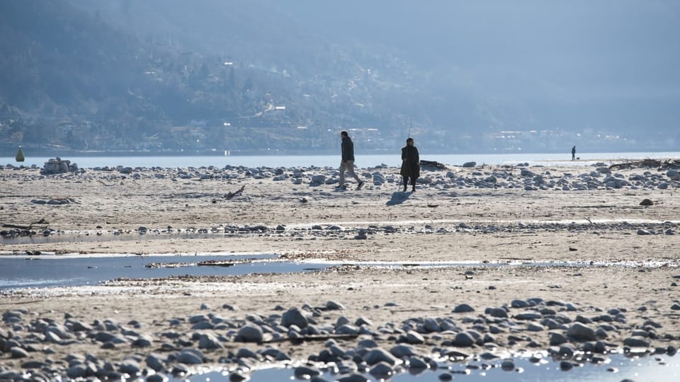 Der Lago Maggiore mit tiefem Wasserstand,