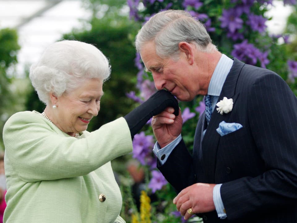 Queen Elisabeth mit ihrem Sohn und Thronfolger Prinz Charles.