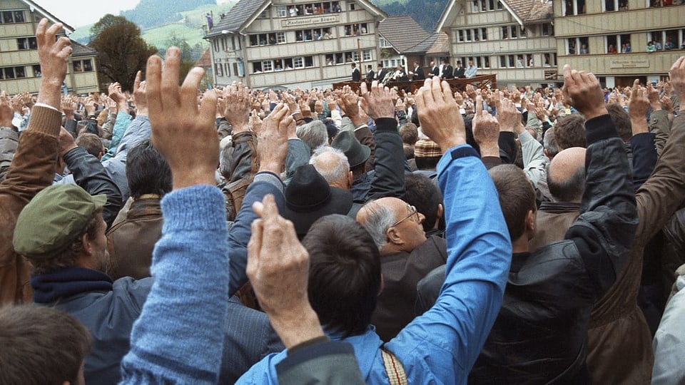 Die abstimmenden Männer an der Landsgmeinde in Hundwil. 