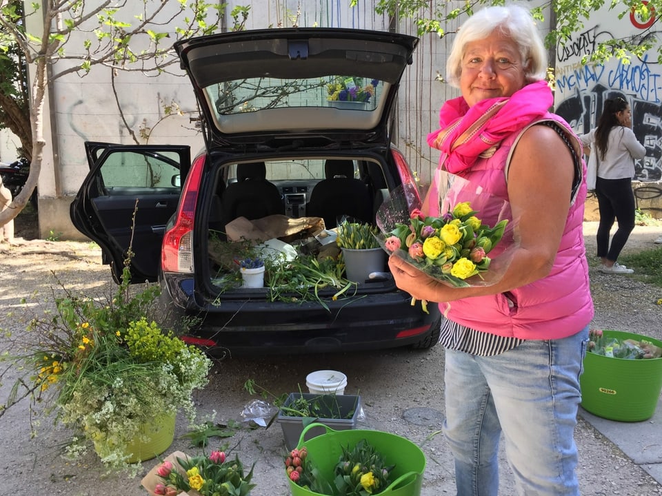 Ursula Isler lädt gerade ihre gebundenen Blumensträusse aus dem Zürcher Oberland aus dem Auto aus.