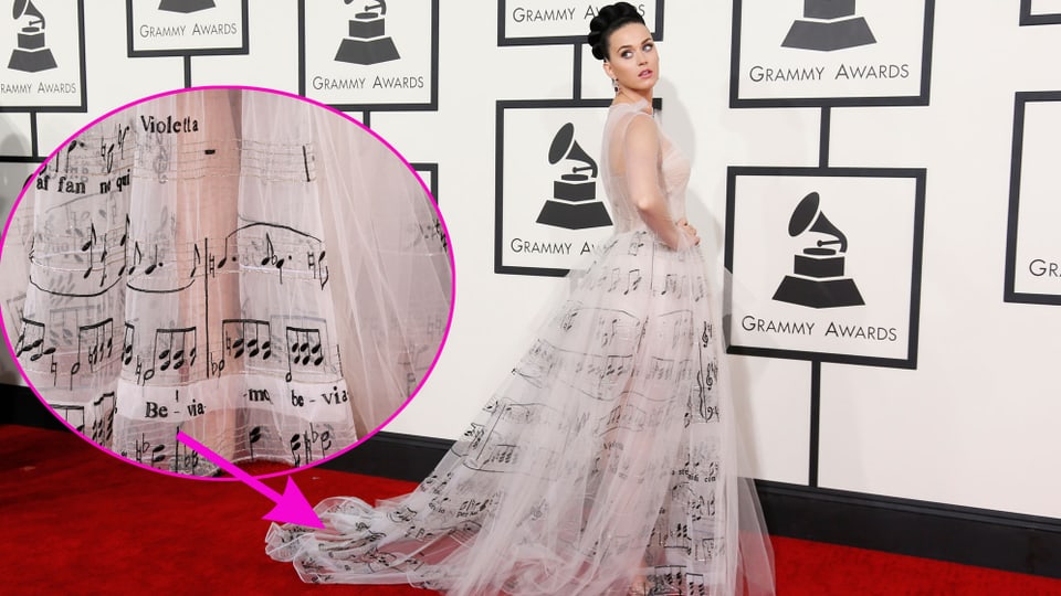 Katy Perry mit Musiknoten-Kleid