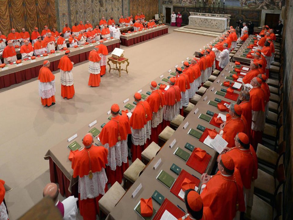 Kardinäle stehend in der Sixtinischen Kapelle.