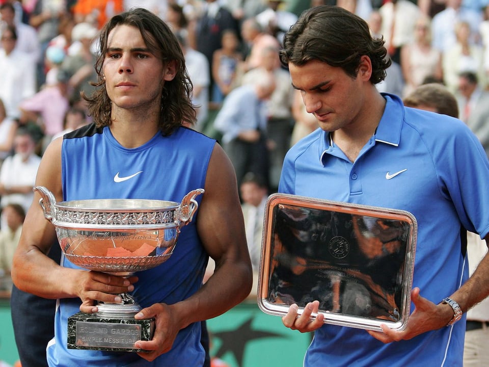 Nadal und Federer bei der Siegerehrung in Paris 2006. 