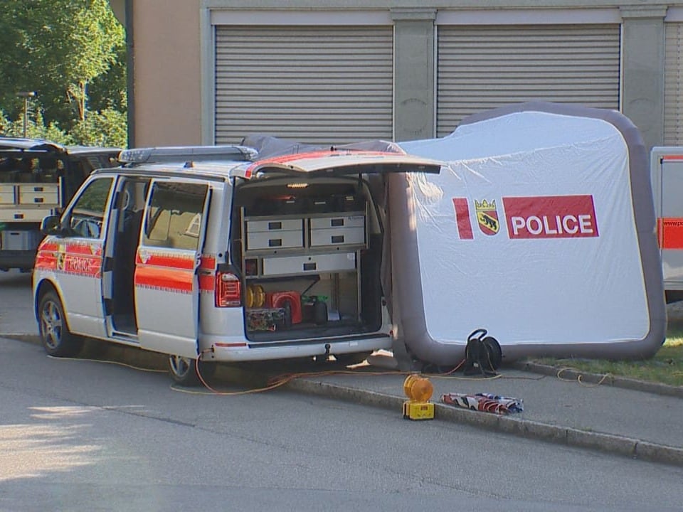 Polizeifahrzeuge und ein Zelt in Niederbipp.
