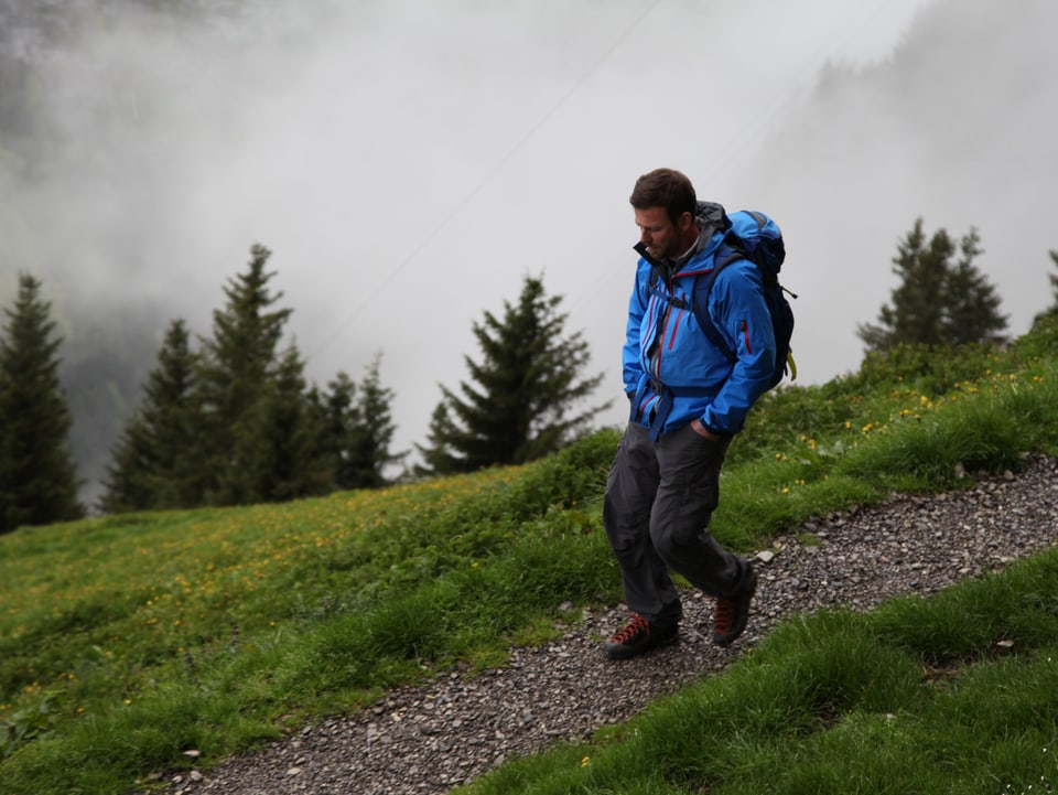 Nik Hartmann wandert durch die Landschaft im Nebel. 