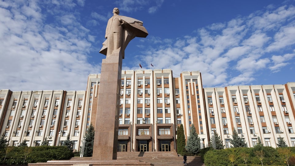 Lenin-Statue vor dem Regierungsgebäude der Hauptstadt der abtrünnigen Republik Transnistrien, Tiraspol.