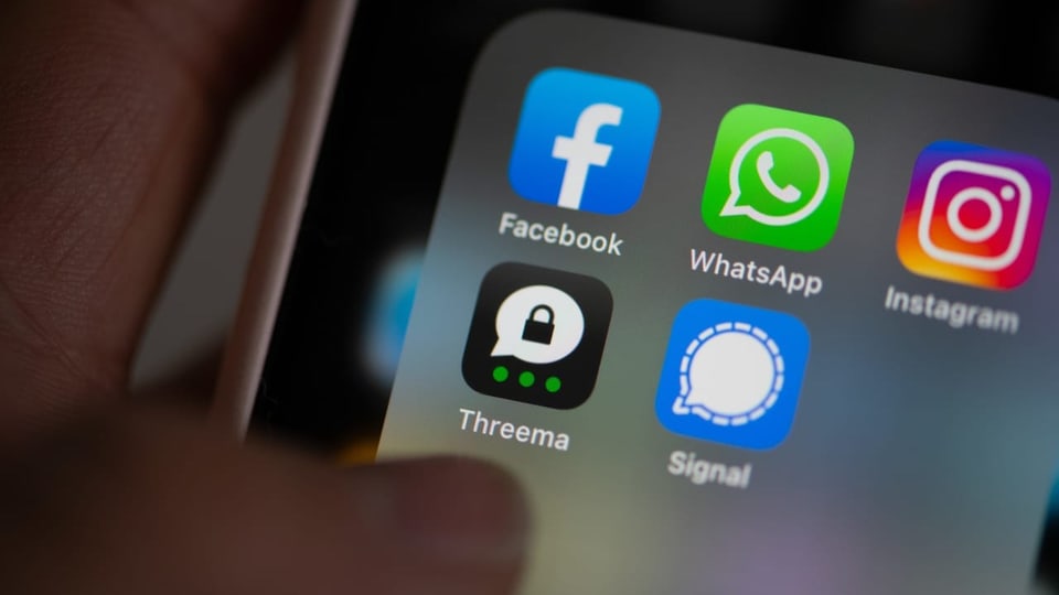 Die Apps Facebook, WhatsApp, Instagram, Threema und Signal auf einem Smartphone.