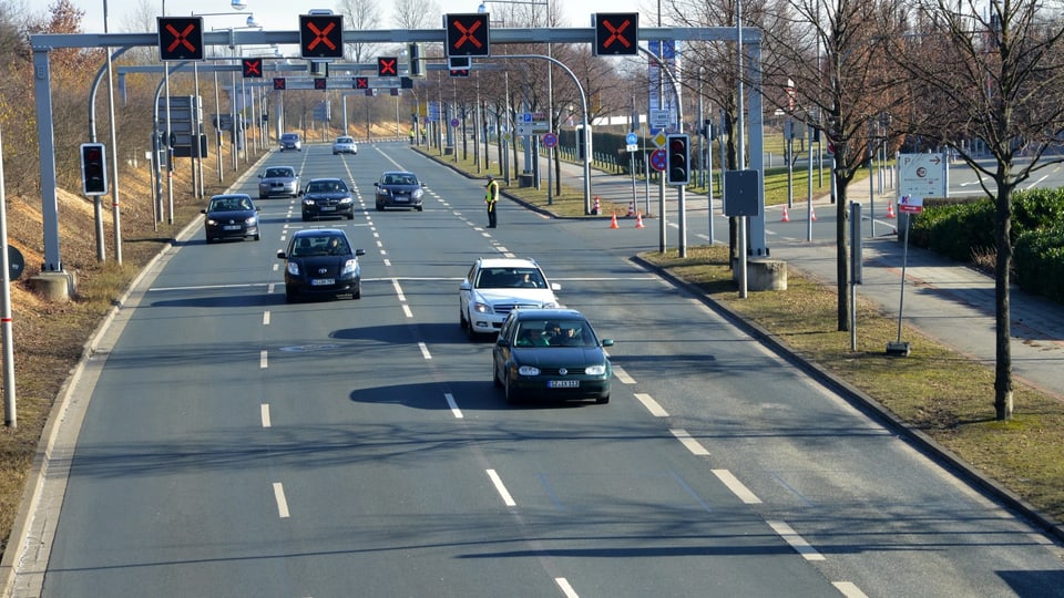 Um der Autos Herr zu werden, verwandeln sich die Schnellstrassen in temporäre Einbahnstrassen.