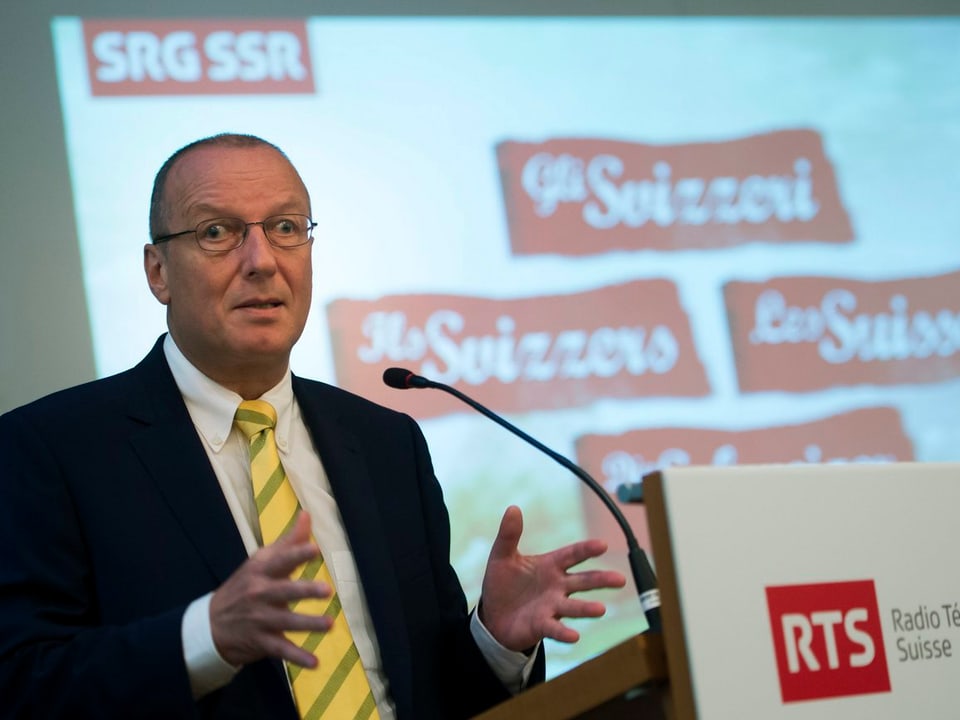 SRG-Generaldirektor Roger de Weck spricht an einer Pressekonferenz an einem Podium