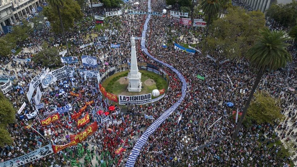 Eine Menschenmenge in Buenos Aires