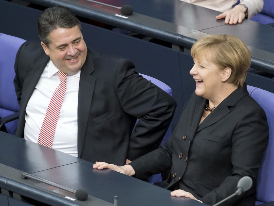 Sigmar Gabriel und Angela Merkel lachen.
