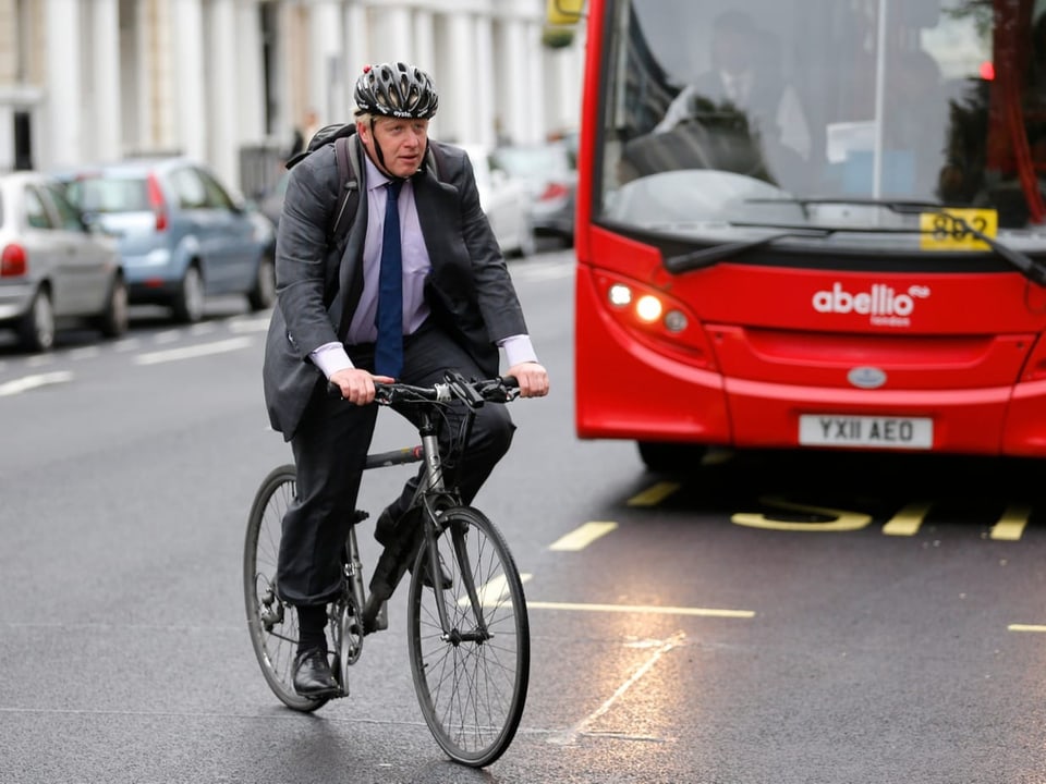 Boris Johnson auf einem Fahrrad in London.