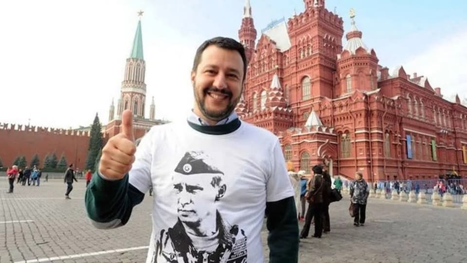 Salvini posiert 2017 mit Putins Konterfei auf dem T-Shirt.