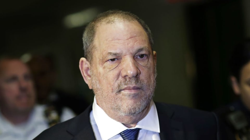 Harvey Weinstein älterer Mann im Anzug mitz ernstem Gesicht. 