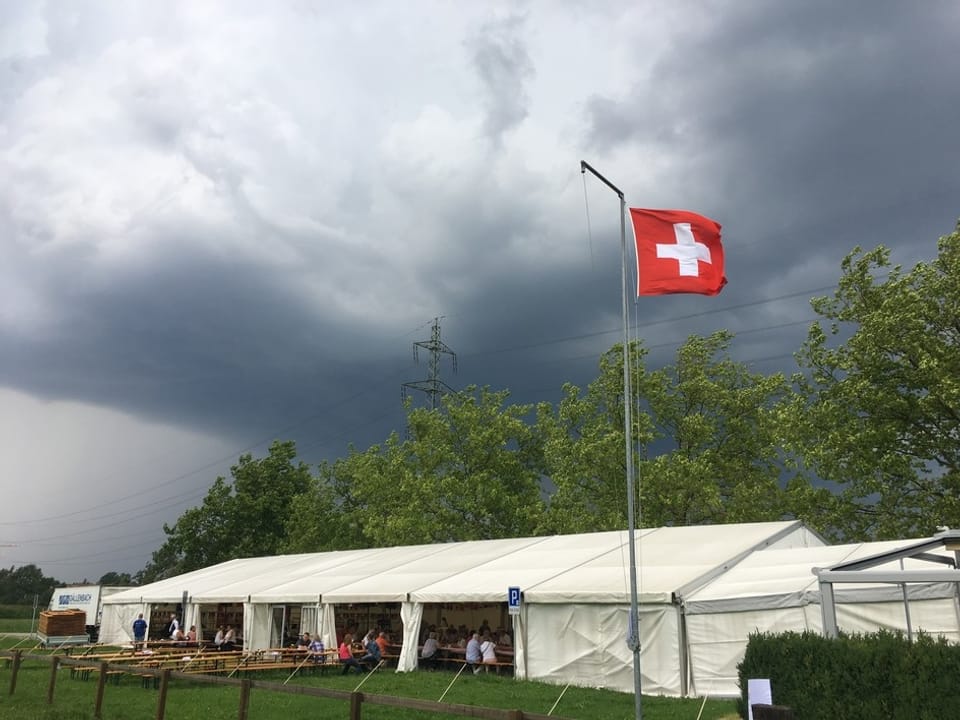 Zelt an der 1.August Feier in Dübendorf. Ein Gewitter zieht auf.