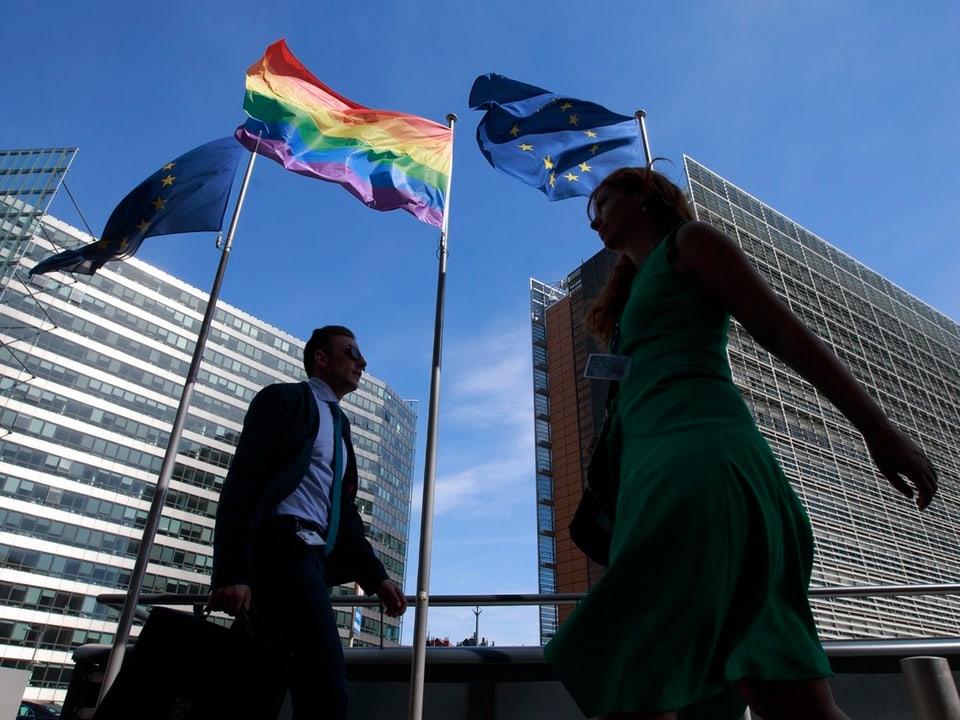 Regenbogenfahne vor EU-Regierungsgebäude in Brüssel