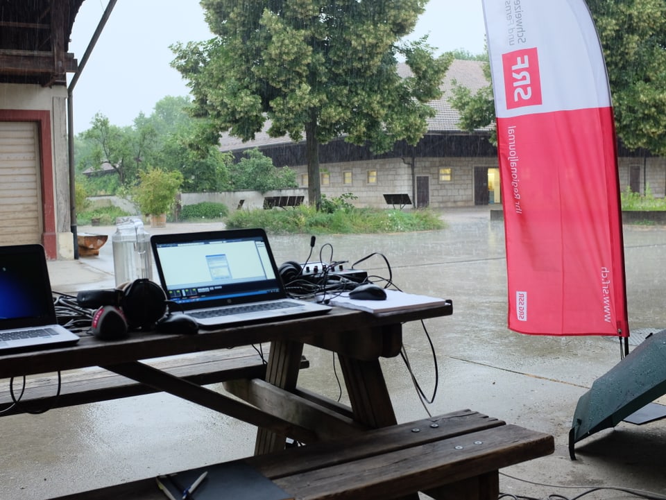 Arbeitsplatz der Regionaljournal-Redaktoren in den Merian-Gärten - bei strömendem Regen.