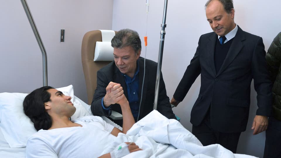 Radamel Falcao wird im Spitalbett von Kolumbiens Präsident Santos besucht.