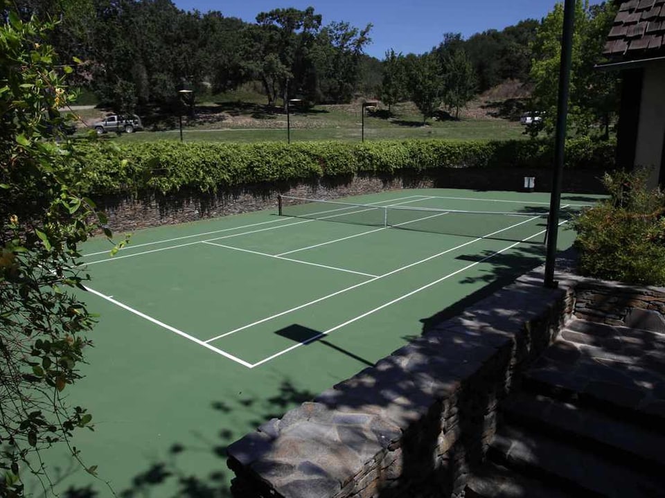 Eine grüner Tennisplatz 