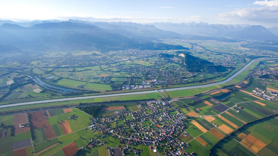 Blick aus dem Heissluftballon auf das Rheintal mit den Dörfern Kriessern, Maeder und dem Kummaberg.