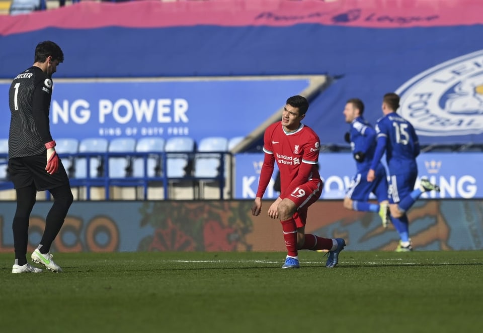 Liverpool-Keeper Allison Becker und Debütant Ozan Kabak nach dem 2. Gegentreffer geknickt.
