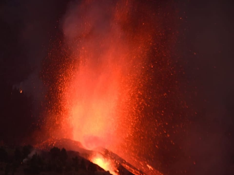 Vulkanausbruch bei Nacht