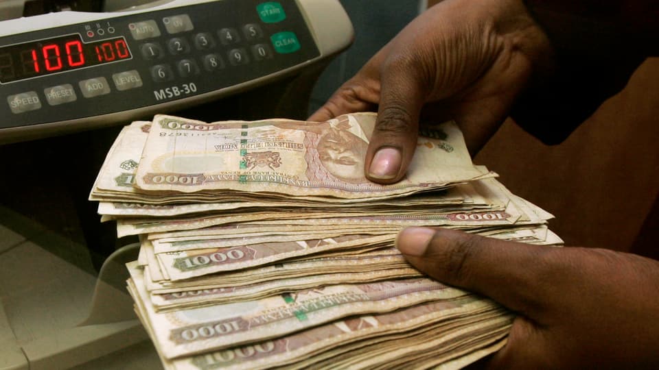 Ein Devisenhändler zählt kenyanische Schillingnoten.