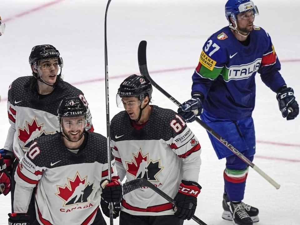 Die Spieler der kanadischen Eishockey-Nationalmannschaft bejubeln einen Treffer.