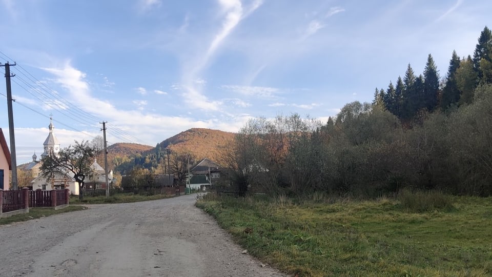 Die Strasse ins ukrainische Dorf Oriv besteht fast nur aus Schlaglöchern.