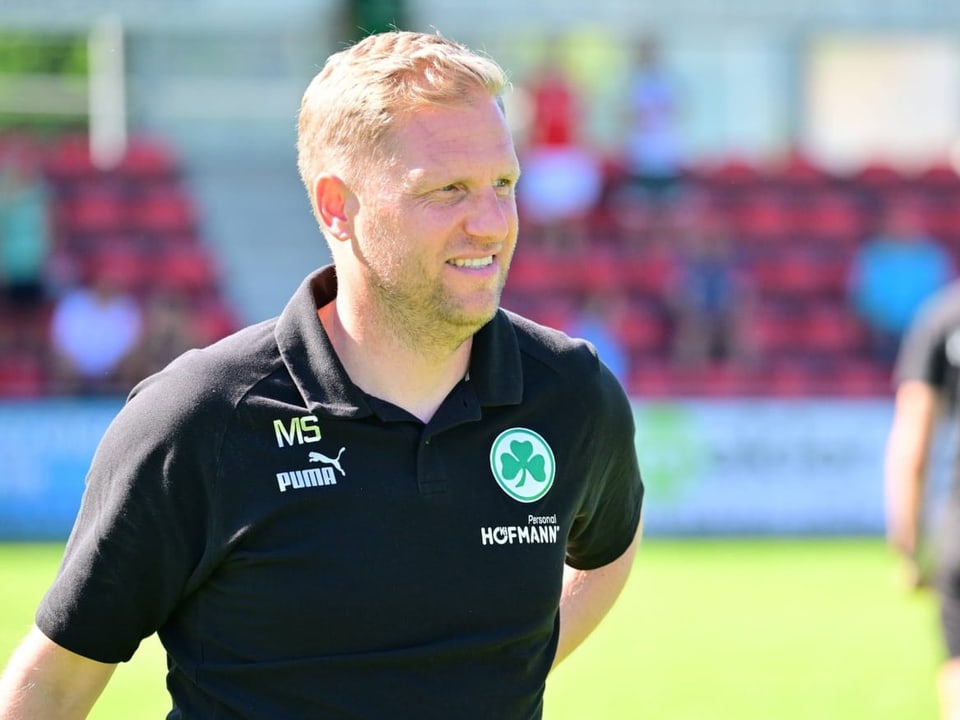 Trainer Marc Schneider auf dem Fussballplatz.