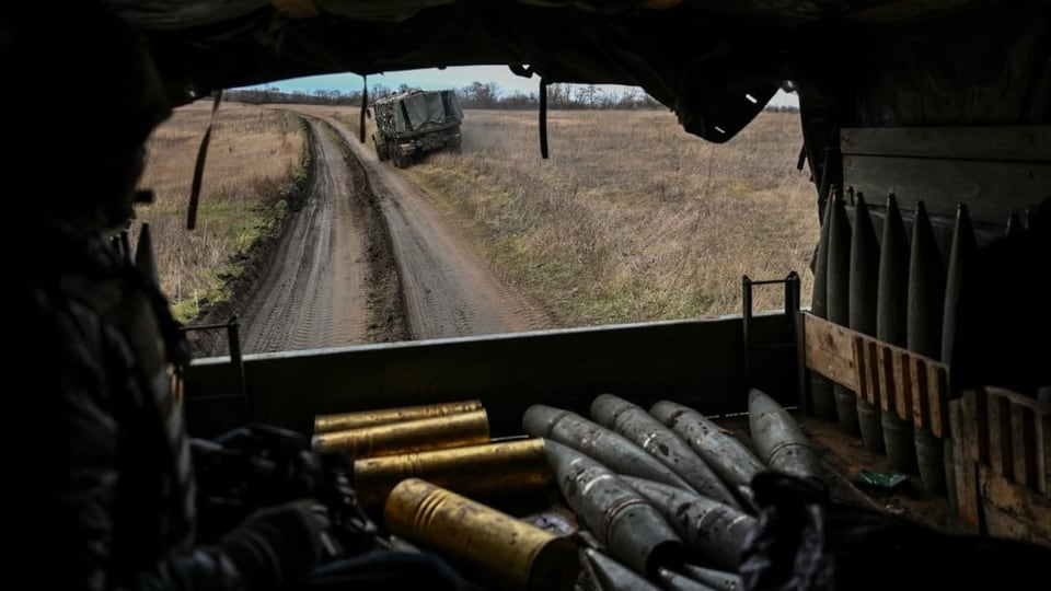 Lastwagen mit Artilleriegranaten in der Nähe einer Frontlinie in der Region Saporischja, Ukraine (5. Januar 2023). 