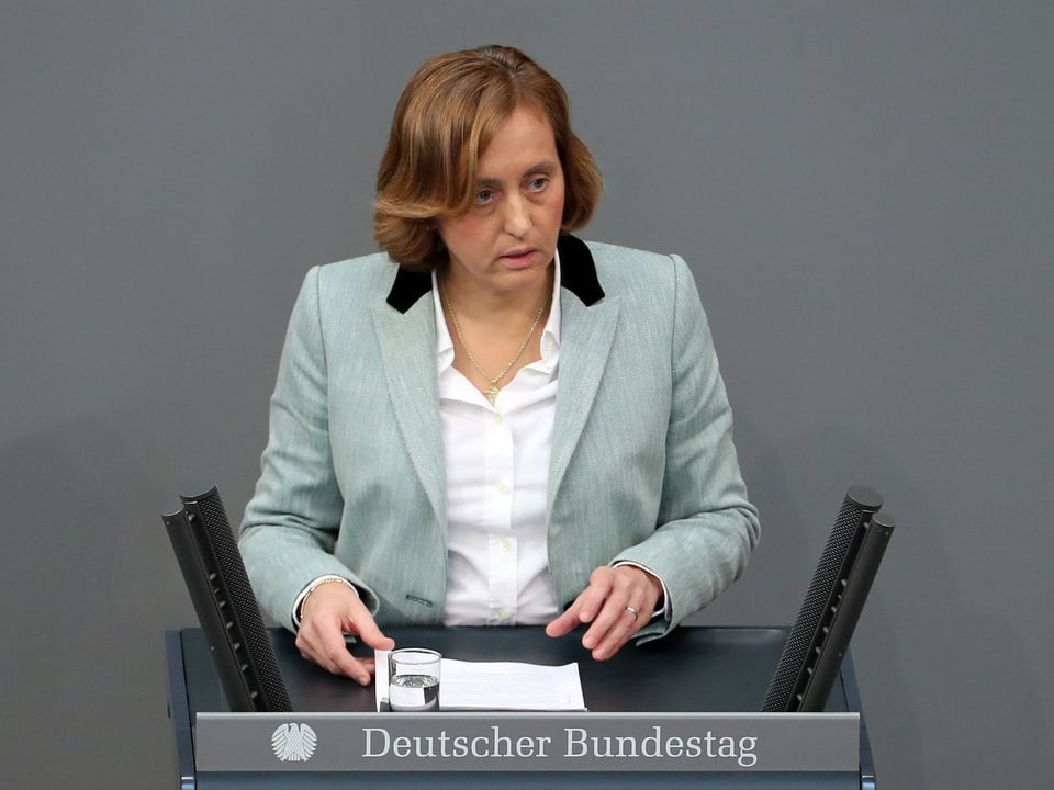 Beatrix von Storch am Rednerpult des Deutschen Bundestages.
