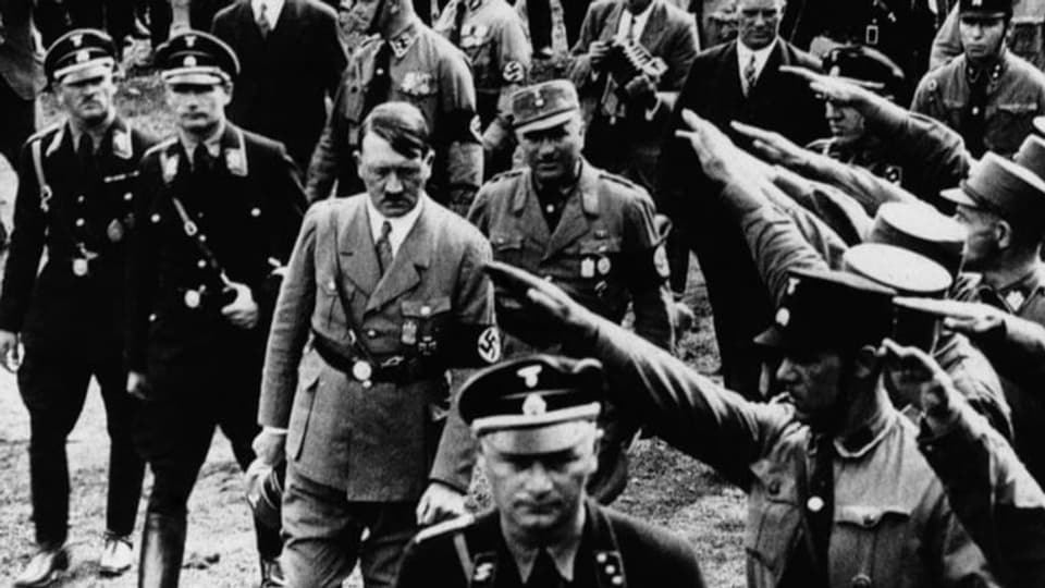Damals war er noch geduldet. Ernst Röhm läuft hinter Adolf Hitler bei einer Kundgebung in Nürnberg im September 1933.