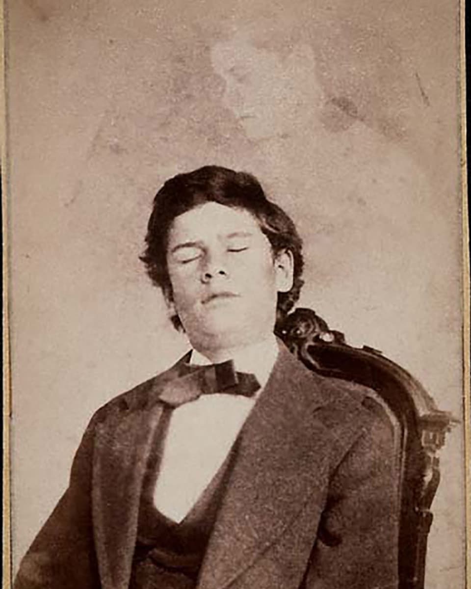 Alte Fotografie: Junger sitzender Mann mit geschlossenen Augen, hinter ihm der falsche Geist einer jungen Frau