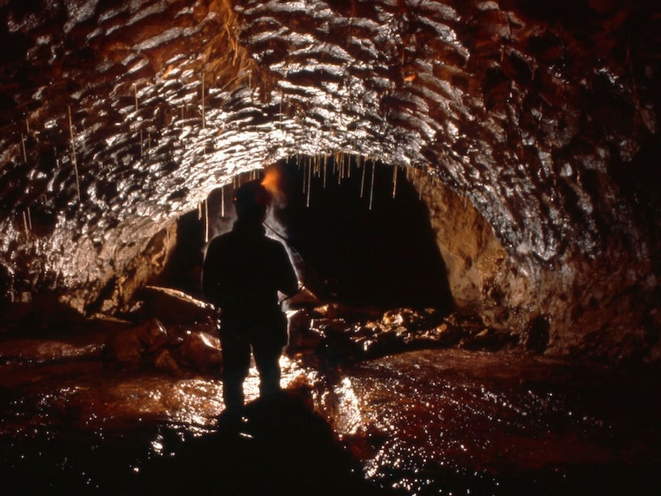 Ein Höhlenforscher steht im Nirwana.
