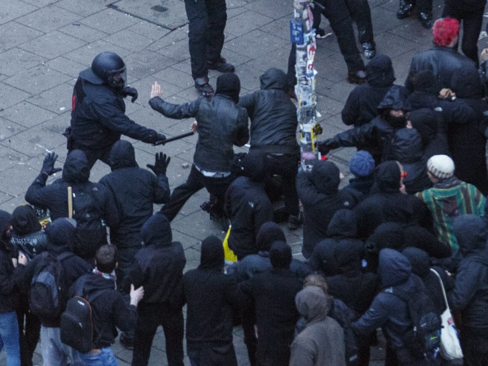 Polizisten und Demonstranten geraten eineinander